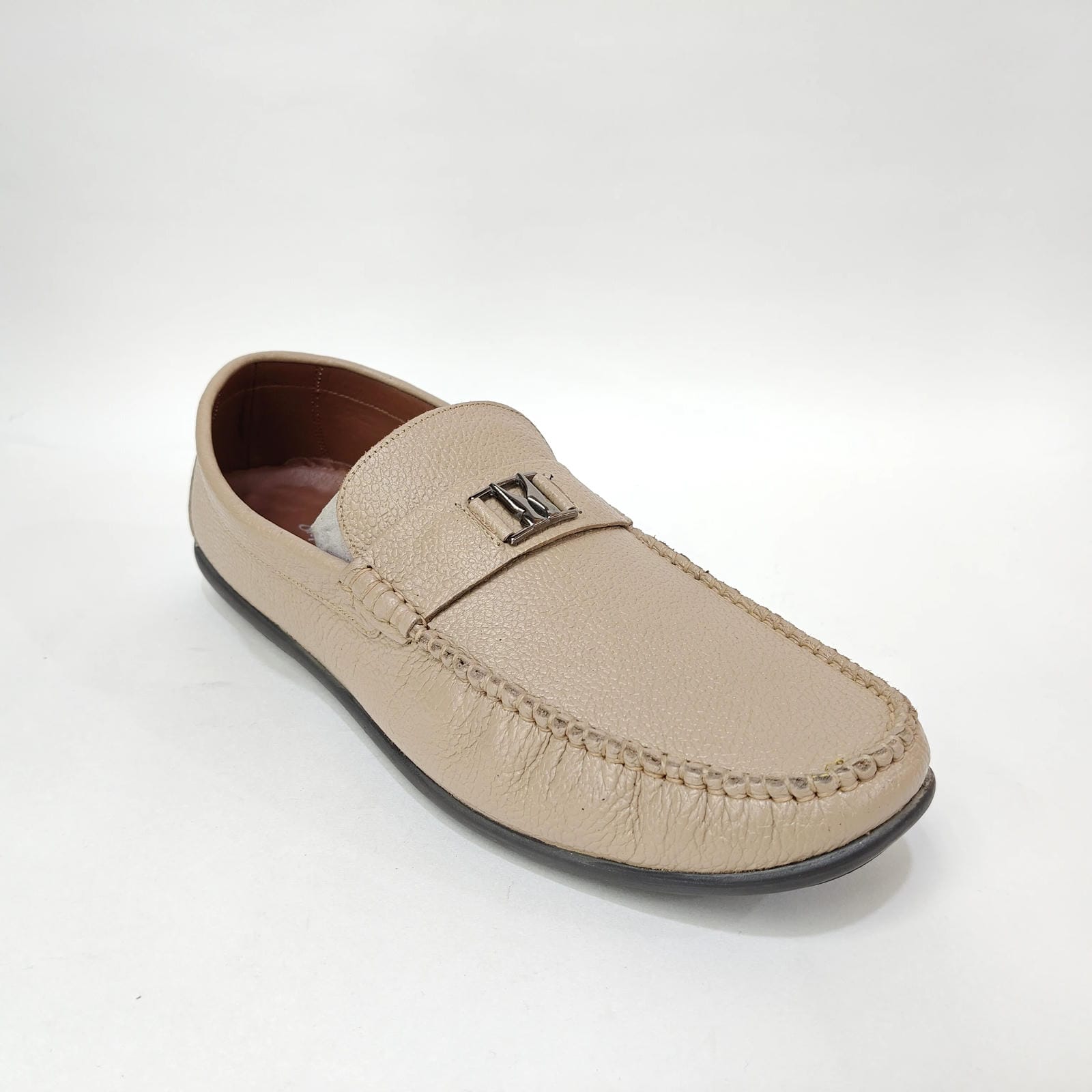 StepUpStyle Men’s Loafer with Butterfly Pattern – Cream & Black